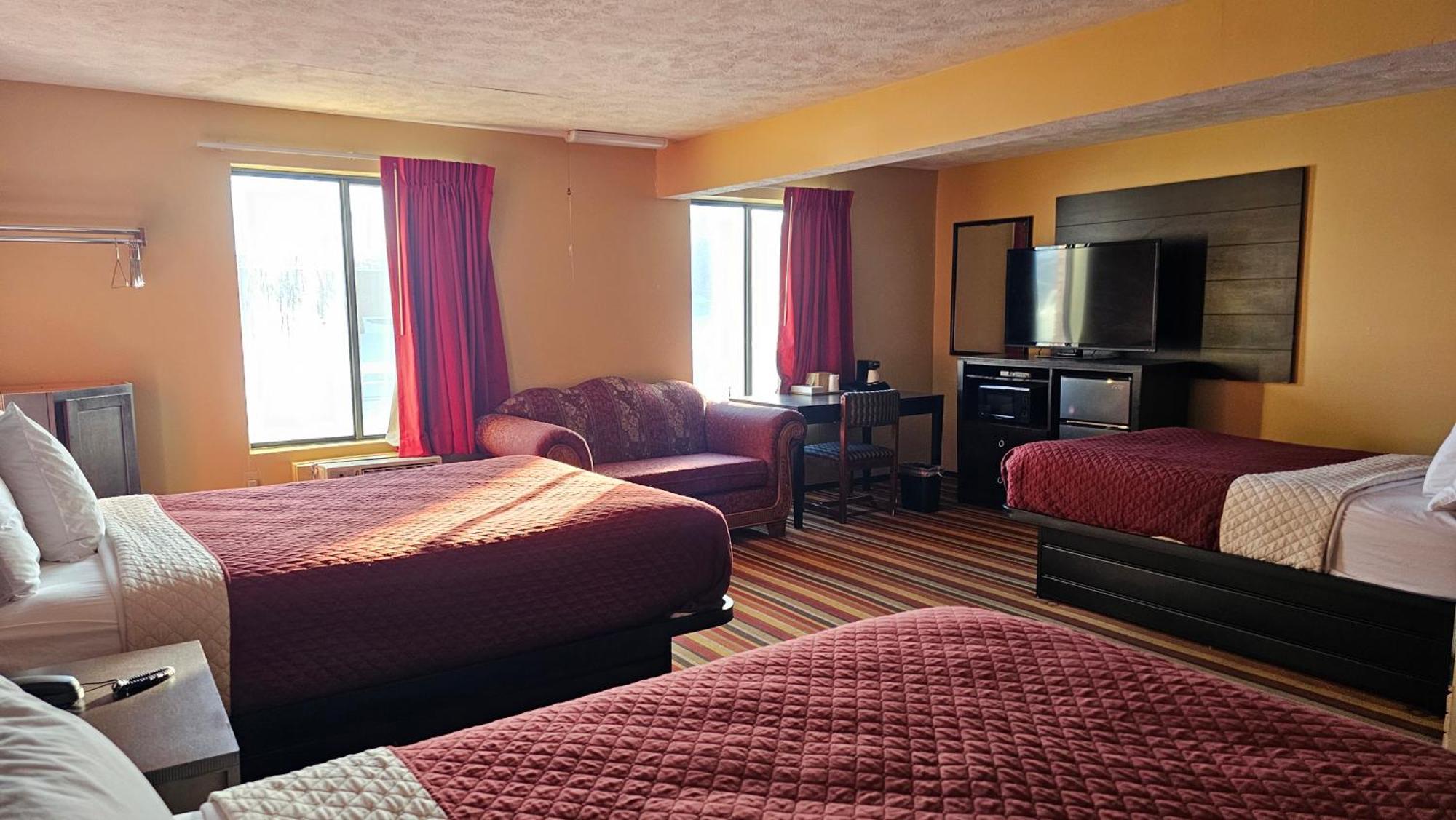 Budgetel Inn & Suites Fort Scott Exterior photo