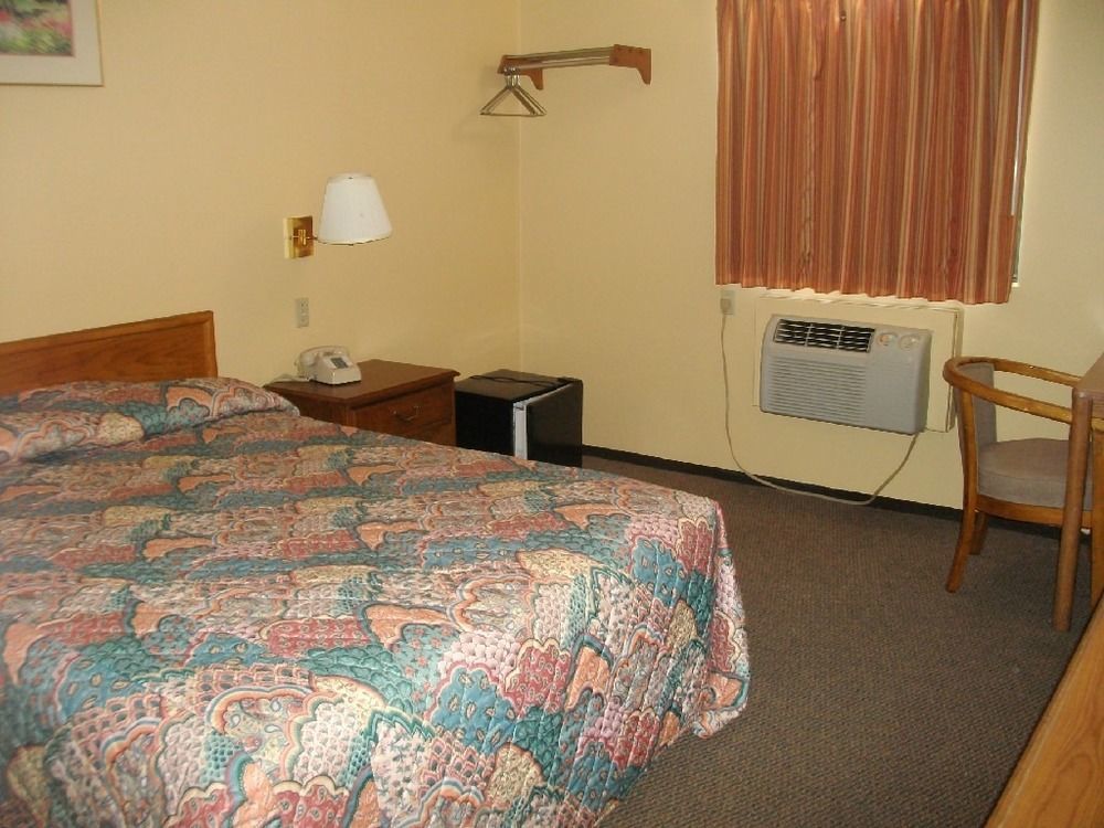 Budgetel Inn & Suites Fort Scott Exterior photo