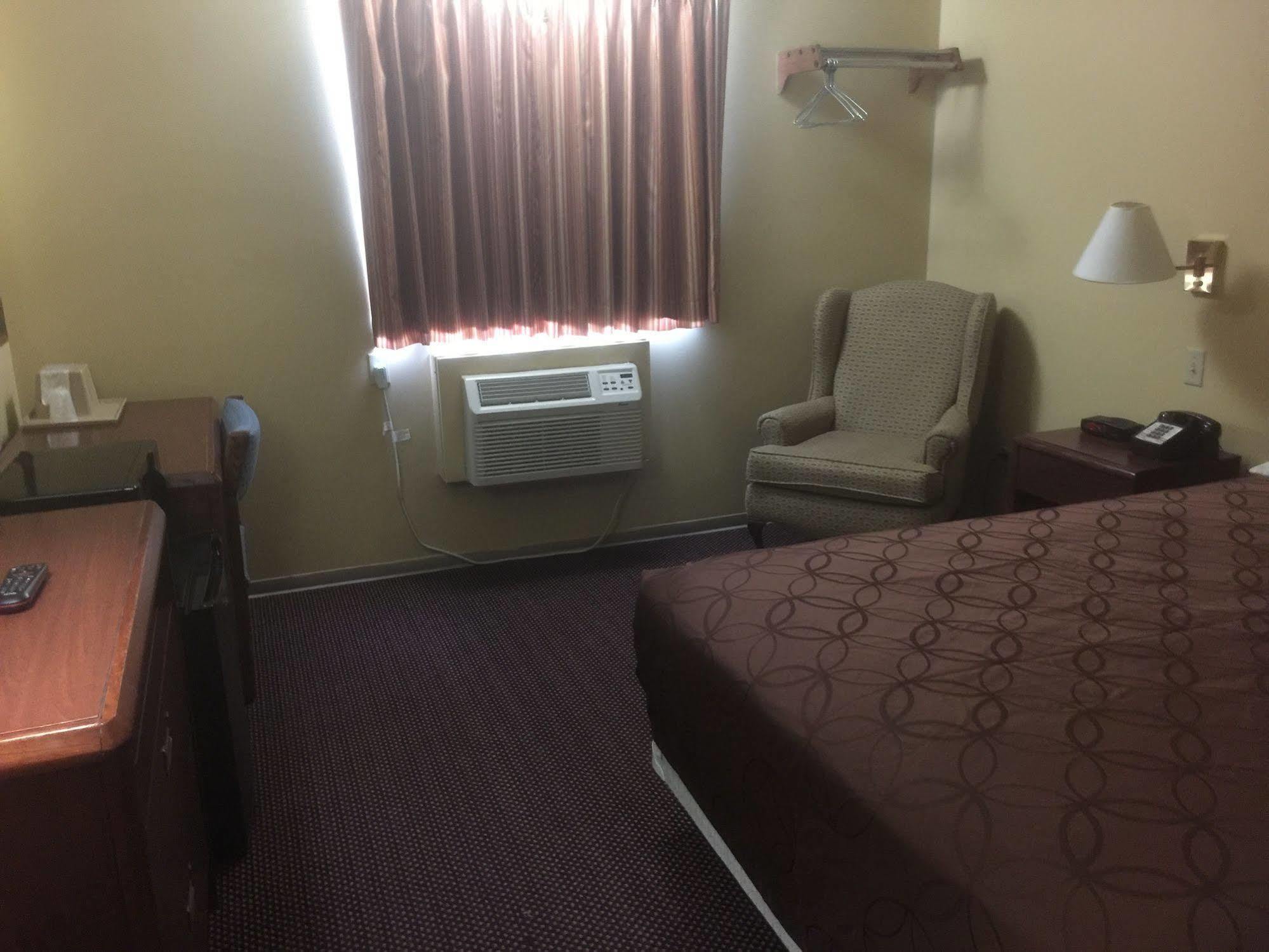 Budgetel Inn & Suites Fort Scott Exterior photo