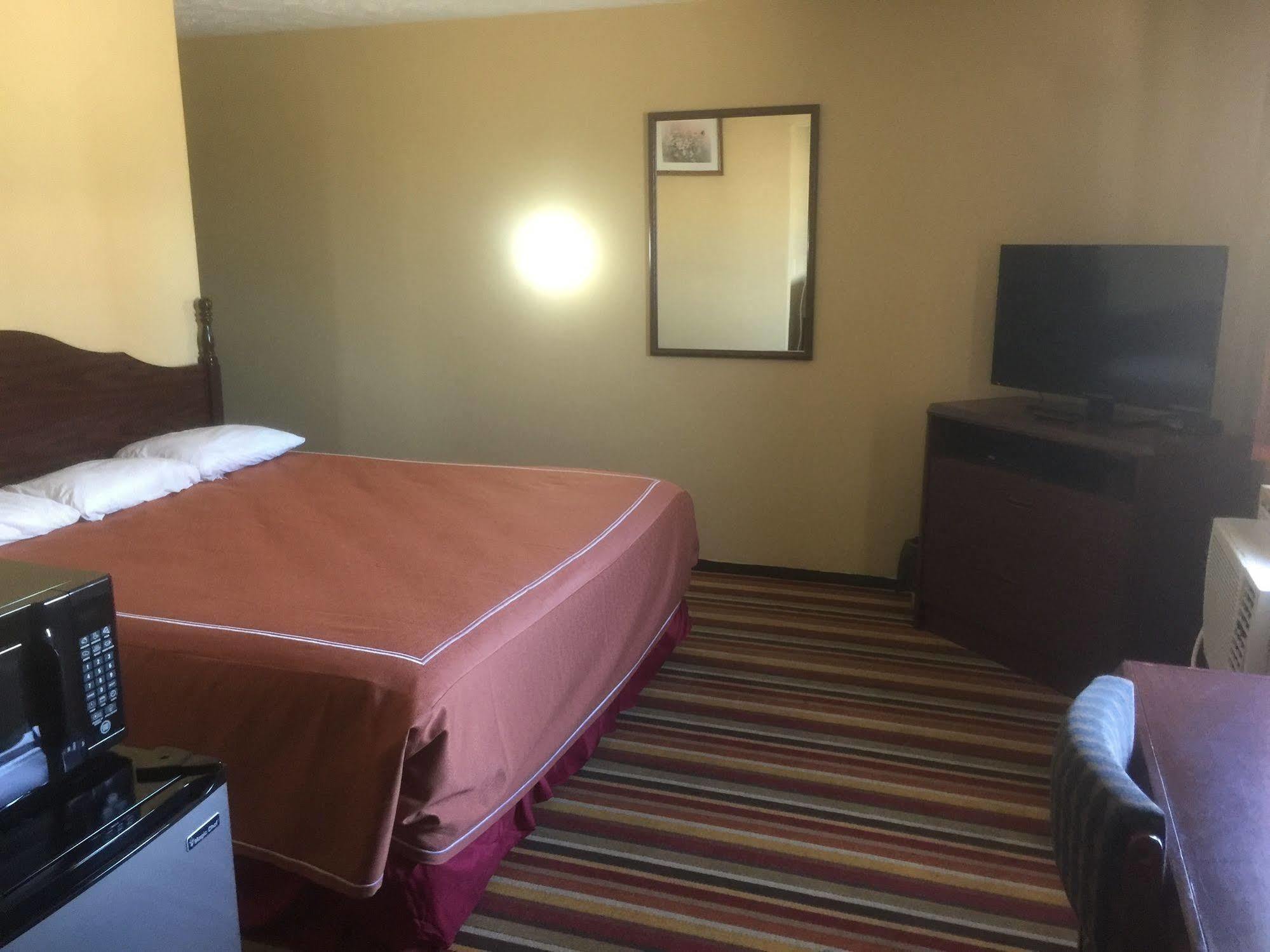 Budgetel Inn & Suites Fort Scott Exterior photo