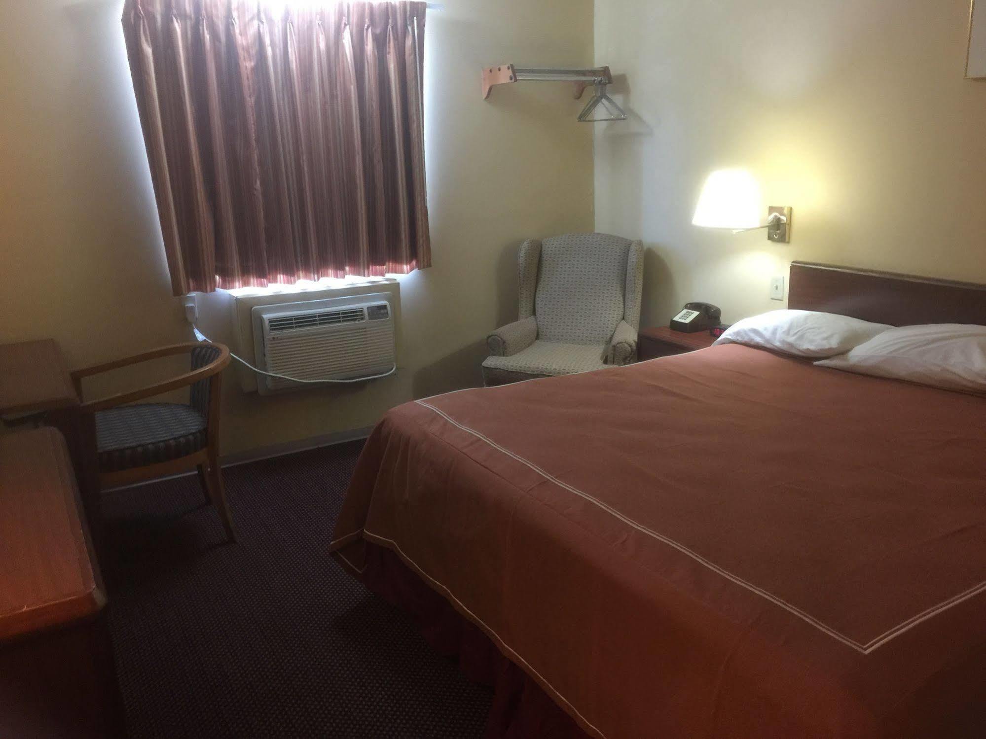 Budgetel Inn & Suites Fort Scott Exterior photo